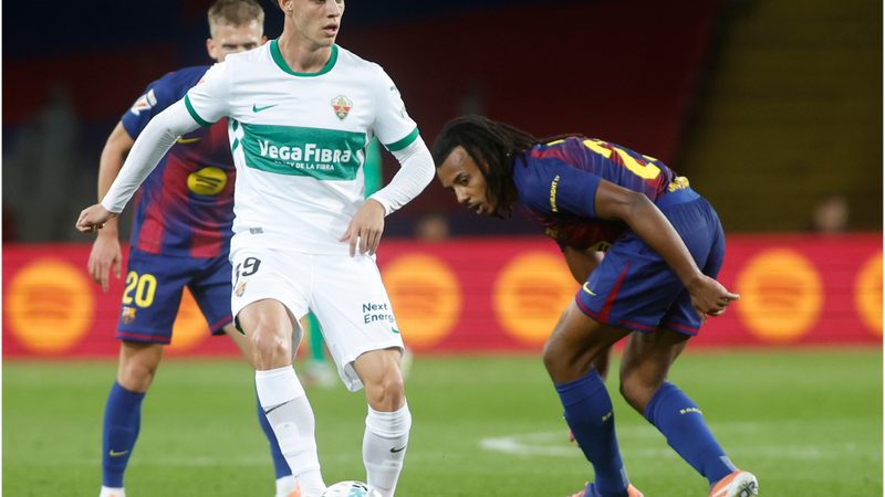 La lucha entre Dortmund y Real Sociedad por el fichaje de Héctor Fort se intensifica
