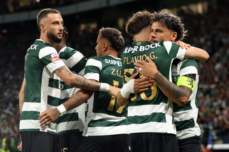 Sporting vence Alverca com gol contra de ex-goleiro e assume liderança do Português