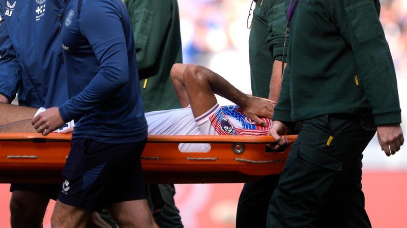 El Crystal Palace teme por Chadi Riad tras una grave lesión en la rodilla