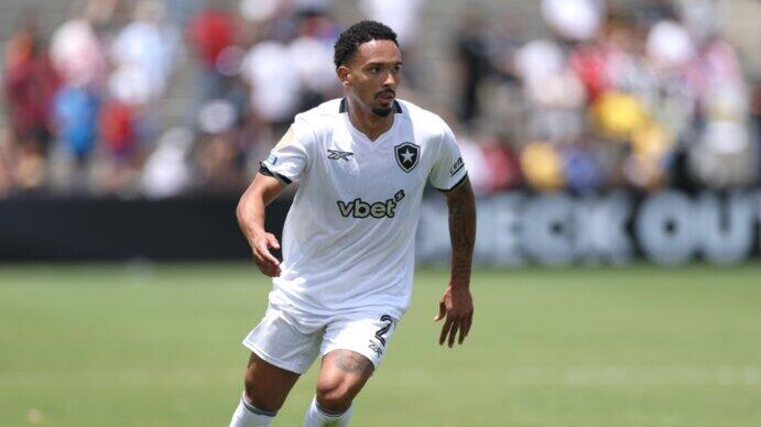 Eintracht Frankfurt prüft Verpflichtung von Brasilianischem Verteidiger Vitinho