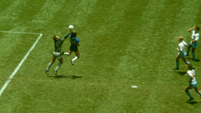 Bola da Mão de Deus de Maradona é leiloada por R$ 17 milhões, mas fica abaixo das expectativas