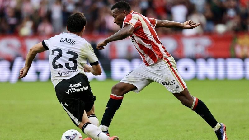 El Sporting renace con Larcamón: de la decepción al triunfo ante el Burgos