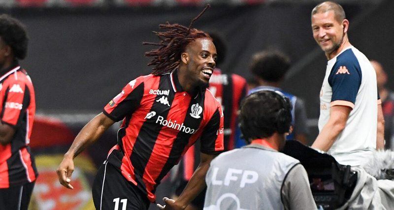 L'OGC Nice accueille Elye Wahi en héros à l'aéroport après son retour attendu
