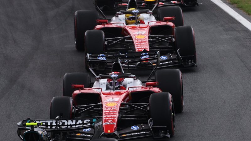 Hamilton lanza un aviso a Ferrari: "Las órdenes no se ejecutan como en Mercedes"