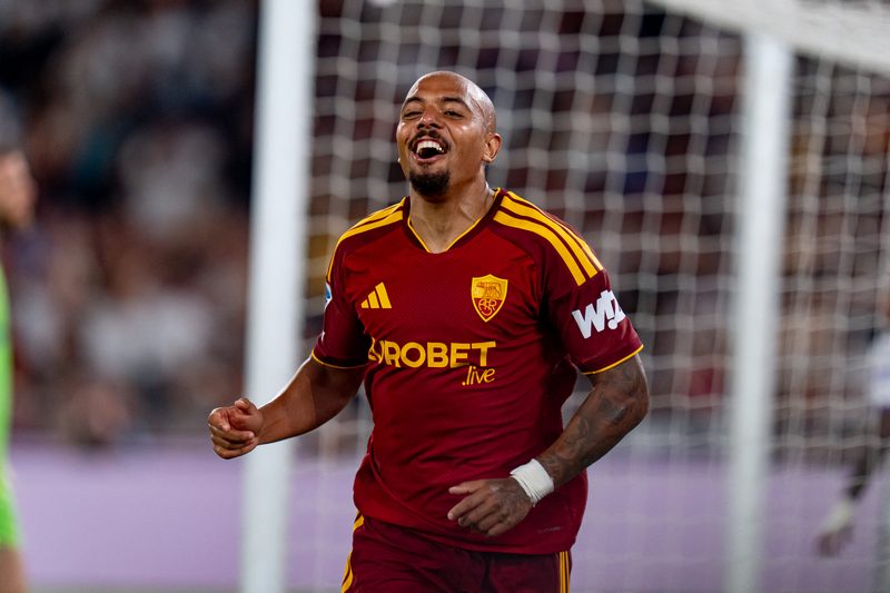 Roma arrasa Fiorentina com hat-trick de Donyell Malen na estreia do Italiano