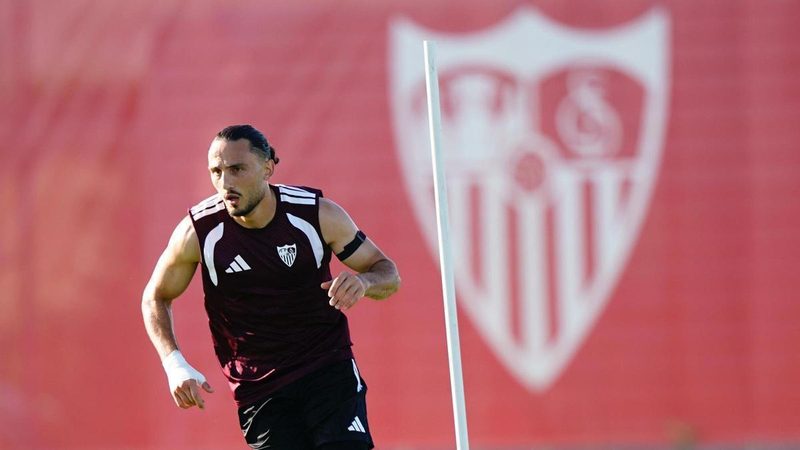 Giorgi Kochorashvili se adapta al Sevilla: "Soy un 6 o un 8, más bien un 8"