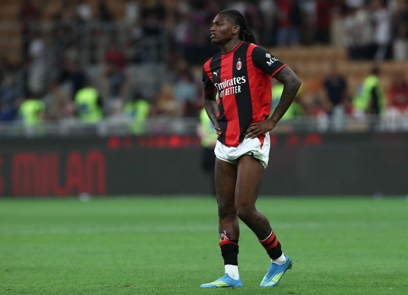 Rafael Leão nel mirino dell'Aston Villa: il Milan valuta le offerte