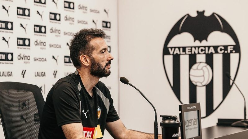 Carlos Corberán critica el horario del Valencia-Betis: desigualdad en la recuperación