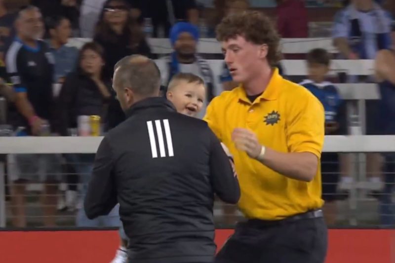 Un bebé roba el protagonismo en el partido entre San Jose Earthquakes y Minnesota United