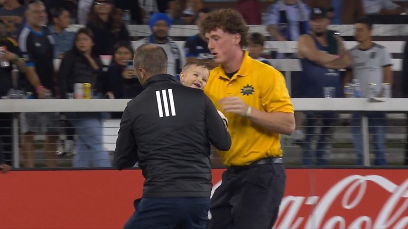 Un bébé fait interruption inattendue lors du match entre San José et Minnesota (1-5)