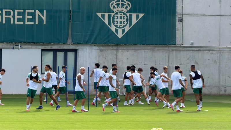 El Betis se prepara para el Valencia con las incorporaciones de Abde, Morante y Parrott