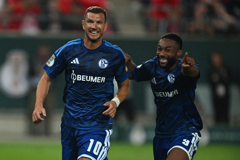 Schalke 04 supera Hallescher na prorrogação e avança na Copa da Alemanha
