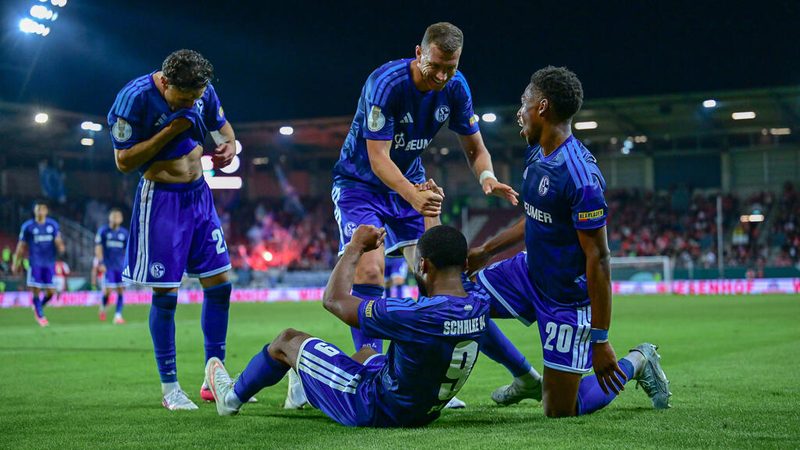 Schalke 04 dreht das Spiel und zieht nach dramatischer Verlängerung in den DFB-Pokal ein