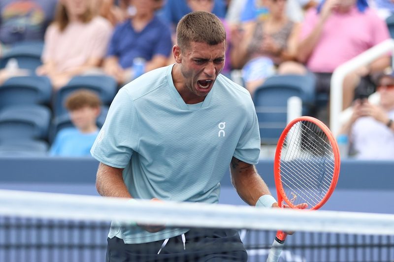 Jannik Sinner resta in vetta, Flavio Cobolli raggiunge il sesto posto nel ranking ATP