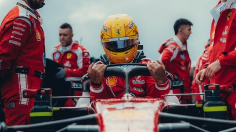 Hamilton se disculpa tras tensiones en Ferrari y promete mejorar