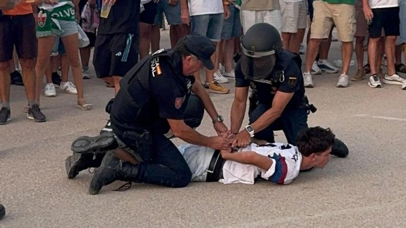 El SUP defiende la actuación policial tras el incidente con un aficionado del Barça