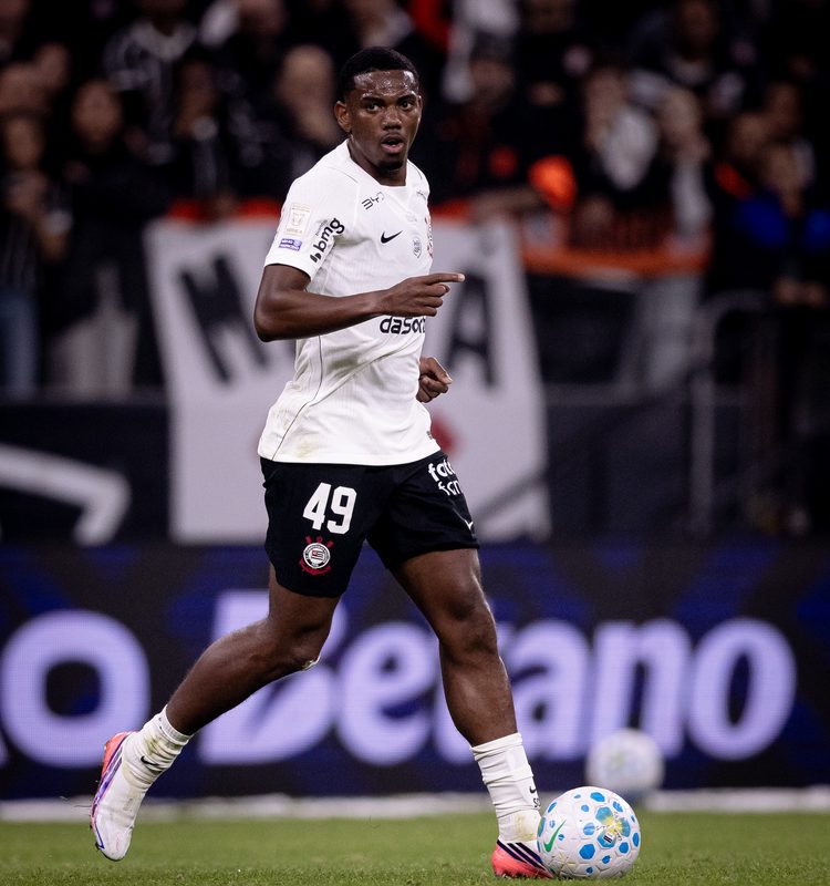 Corinthians prioriza salários e adia negociações pela venda de André ao Nottingham Forest