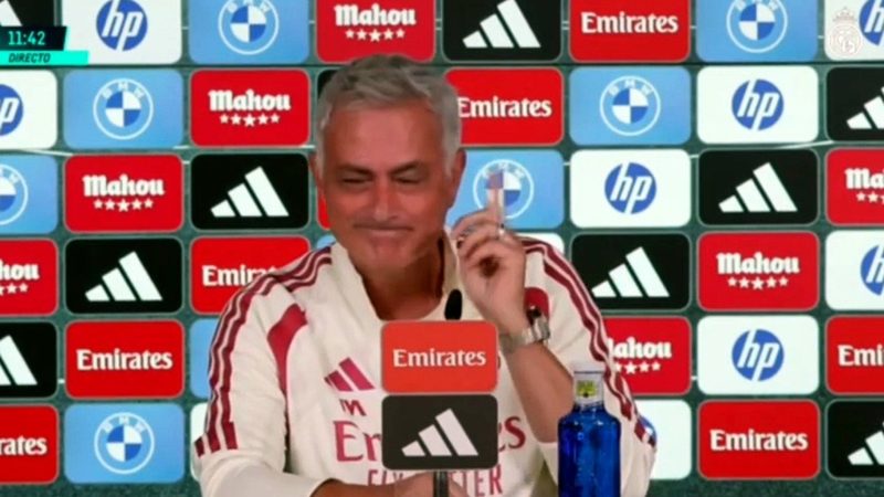 Mourinho regresa a la rueda de prensa y lanza un aviso a la prensa entre risas