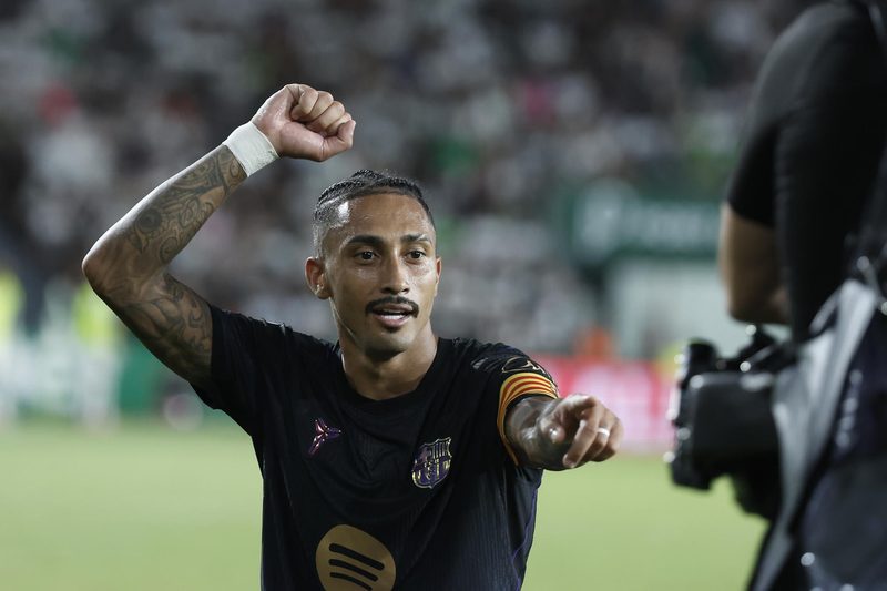 Raphinha mantém 100% em pênaltis e brilha na goleada do Barcelona sobre o Elche