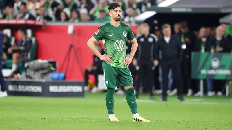 FC Schalke 04 prüft Transfer von Wolfsburgs Mohamed Amoura vor Deadline Day