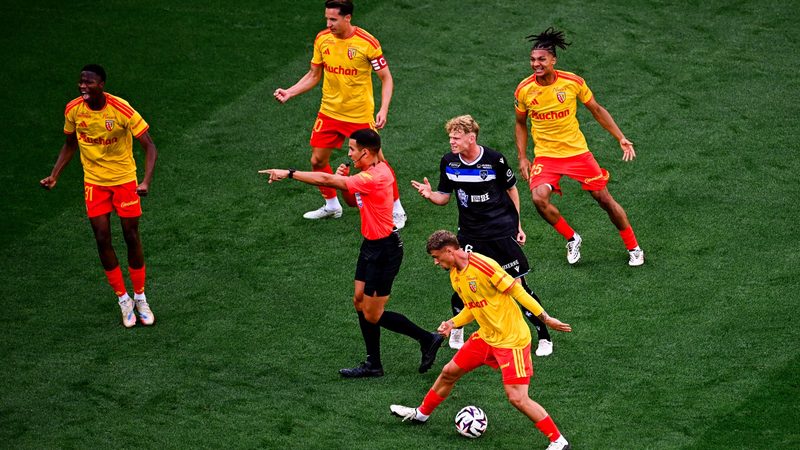 L'arbitre au cœur du jeu : Daniel Riolo critique les nouvelles règles de Ligue 1