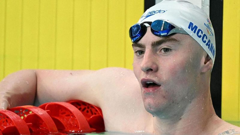 Sean McCann destaca en natación mientras recuerda la desaparición de su hermana Madeleine
