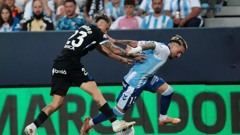 Debate por el penalti no señalado a Joaquín en el Málaga-Deportivo