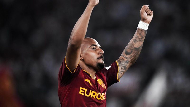 Malen supera Batistuta e fa impazzire Roma: numeri da record e maglie a ruba