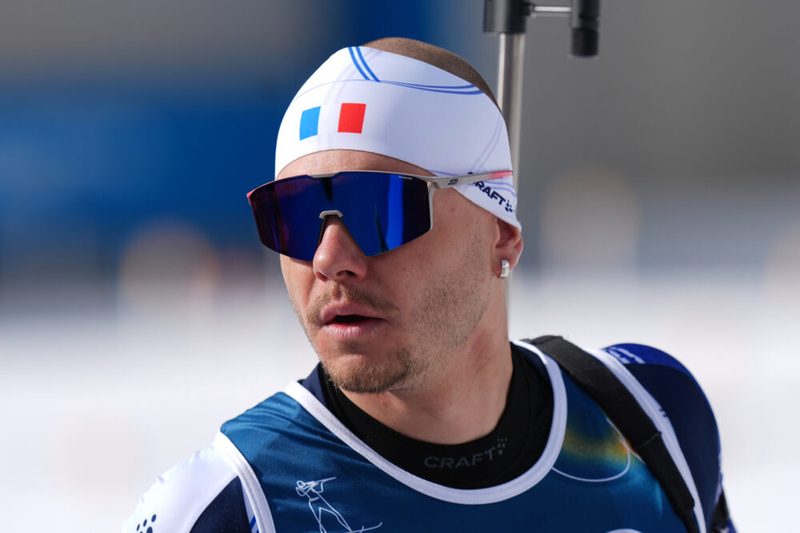 Emilien Jacquelin di fronte a una scelta cruciale: biathlon o ciclismo?